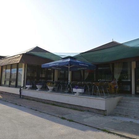 Licki Krovovi Gračac Exteriör bild